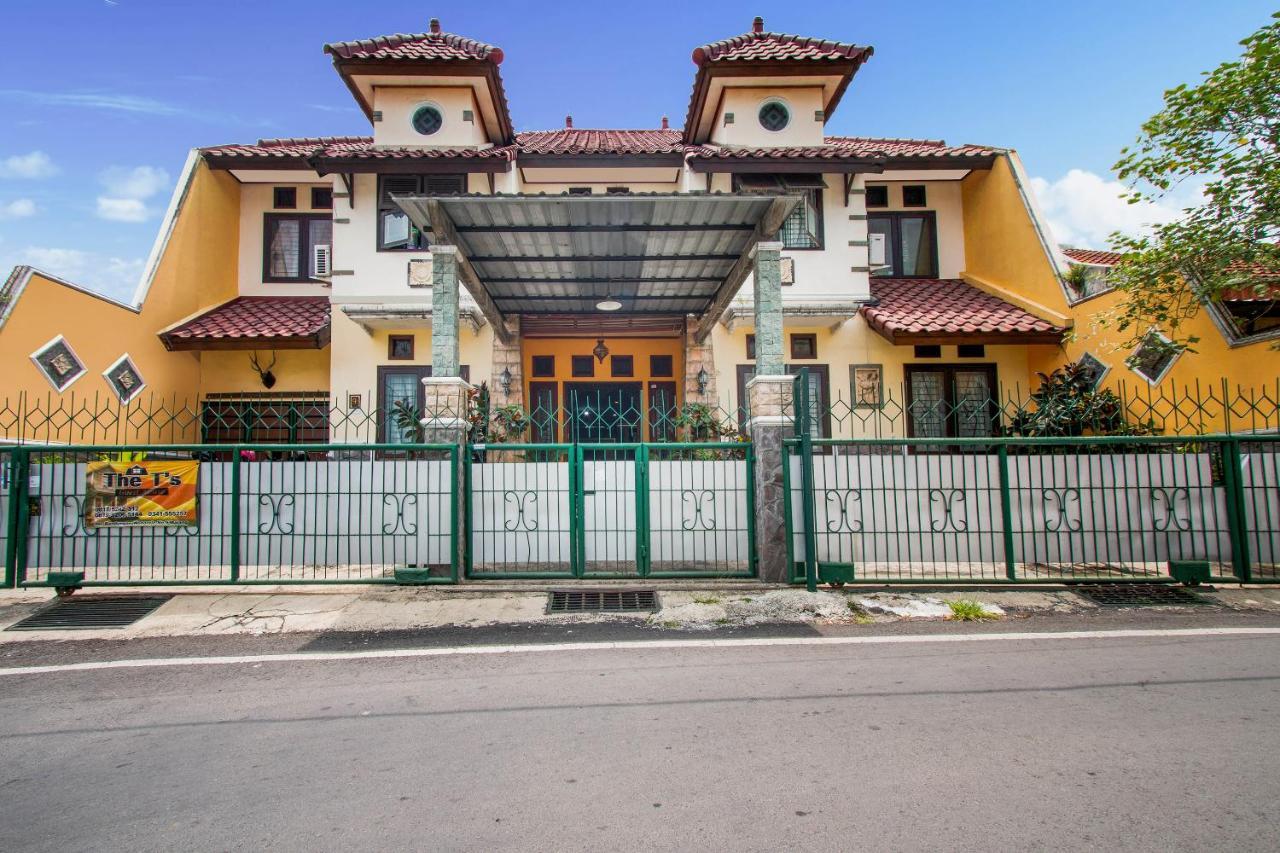 Oyo 3217 The Ts Homestay Malang Extérieur photo