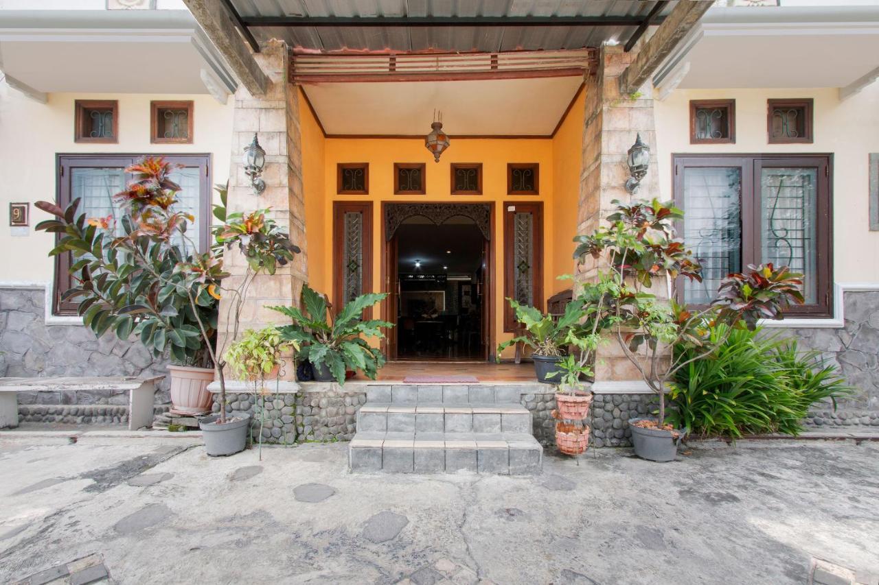 Oyo 3217 The Ts Homestay Malang Extérieur photo