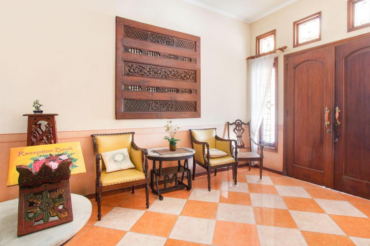 Oyo 3217 The Ts Homestay Malang Extérieur photo